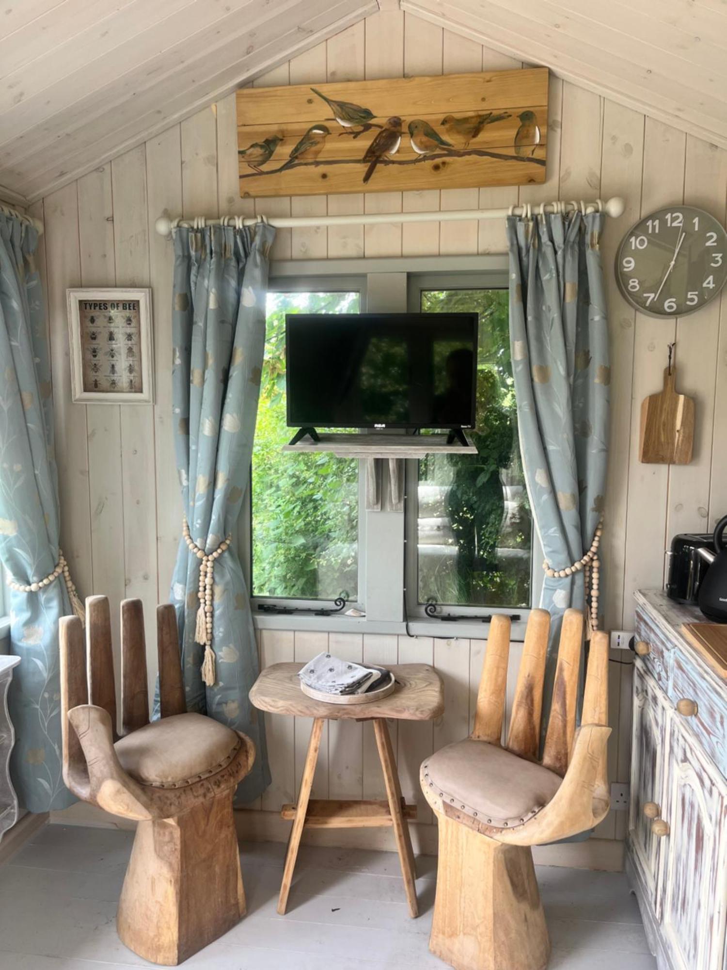 Campsite Birds And The Bees Summer House *